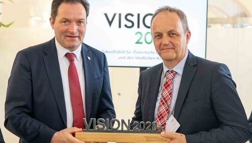 Bundesminister Norbert Totschnig überreicht Johannes Mayr die Skulptur VISION2028+