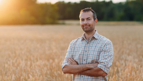 Landwirt im Weizenfeld