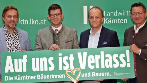 Bild der Akteure bei der PK mit Johannes Mayr